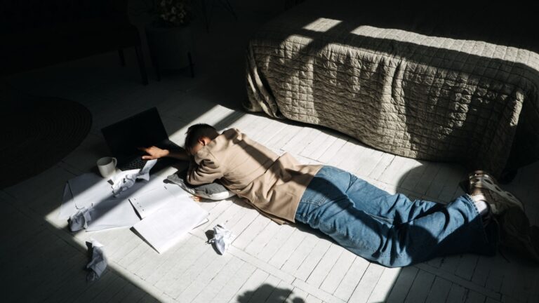 Procrastinação não é preguiça: talvez o seu cérebro esteja tentando proteger você