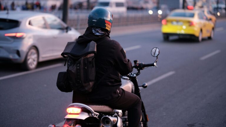 A faixa entre os carros é dos motociclistas? O que essa pergunta revela sobre a forma como interpretamos o mundo